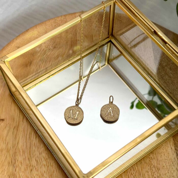 Colgante personalizado medalla grabada baño oro letra inicial texturizada 14 mm