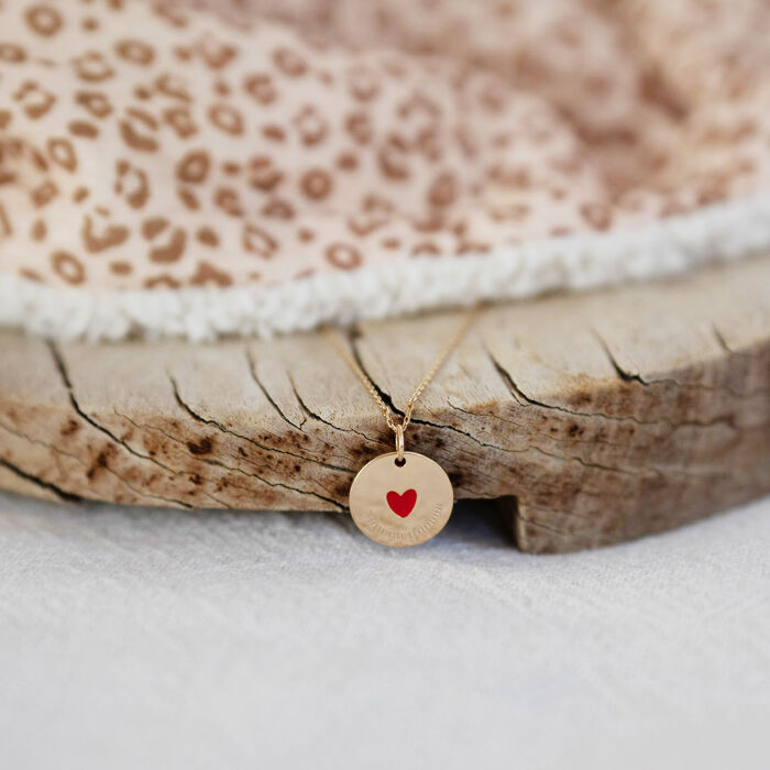Pendentif personnalisé médaille gravée plaqué or coeur émail rouge 19 mm - HappyBulle x Atelier Wagram - ambiance