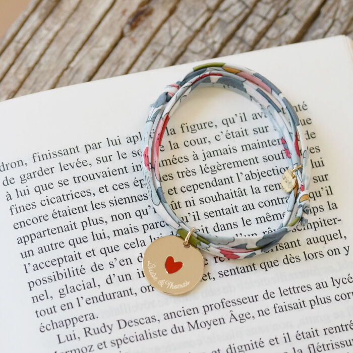 Bracelet 3 tours Liberty personnalisé médaille gravée plaqué or coeur émail rouge 19 mm - HappyBulle x Atelier Wagram - ambiance