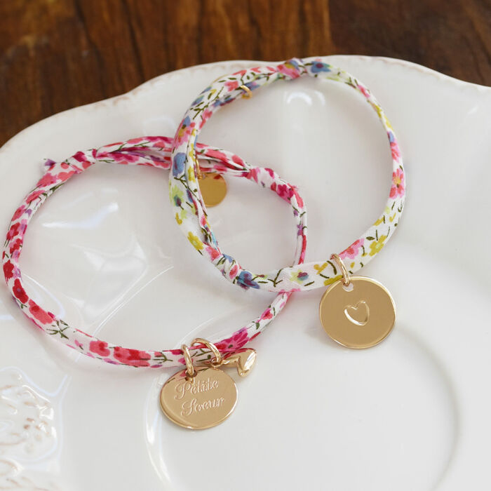 Bracelet enfant Liberty personnalisé médaille gravée plaqué or coeur estampillé 15 mm - HappyBulle x Atelier Wagram - ambiance