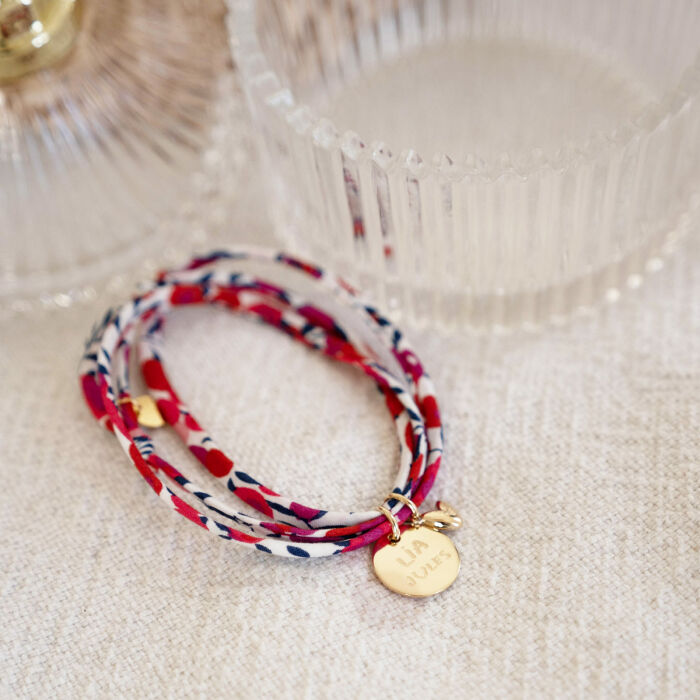 Bracelet 3 tours Liberty personnalisé médaille gravée plaqué or 15 mm et breloque petit coeur bombé 7 mm - HappyBulle x Atelier Wagram - ambiance