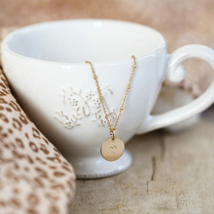 Pendentif personnalisé coeur estampillé plaqué or 15 mm - HappyBulle x Atelier Wagram - ambiance