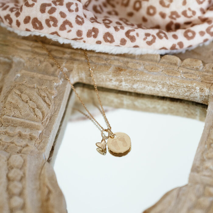 Pendentif personnalisé médaille gravée plaqué or 15 mm et breloque mini coeur bombé 7 mm - HappyBulle x Atelier Wagram - ambiance