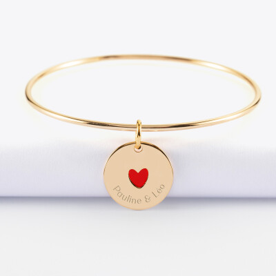 Bracelet personnalisé jonc plaqué or médaille gravée coeur émail rouge 19 mm - HappyBulle x Atelier Wagram - prénoms