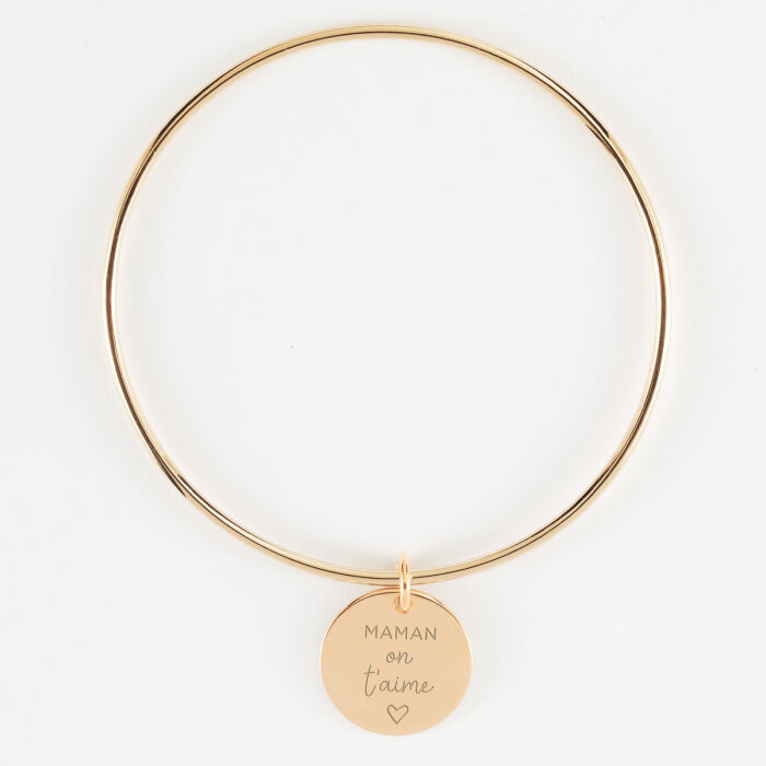 Bracelet personnalisé jonc plaqué or médaille gravée coeur émail rouge 19 mm - HappyBulle x Atelier Wagram - illustration