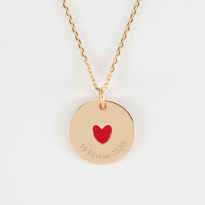 Pendentif personnalisé médaille gravée plaqué or coeur émail rouge 19 mm - HappyBulle x Atelier Wagram - date