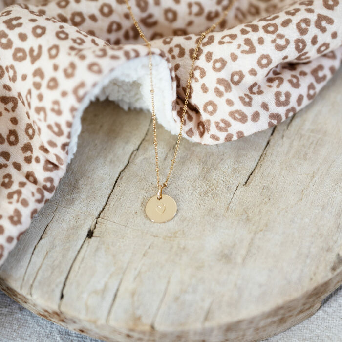 Pendentif enfant personnalisé coeur estampillé plaqué or 15 mm - HappyBulle x Atelier Wagram - ambiance