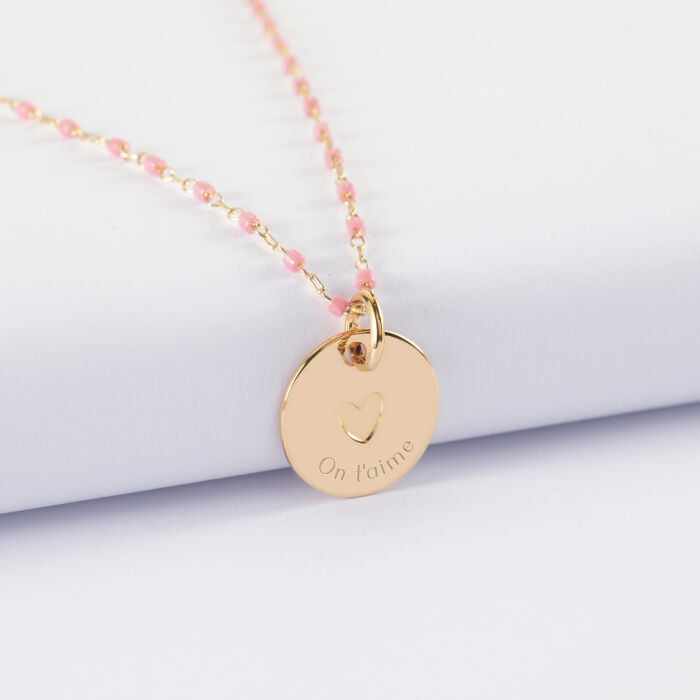 Collier perles Miyuki colorées personnalisé médaille gravée plaqué or coeur estampillé 15 mm - HappyBulle x Atelier Wagram - on t'aime