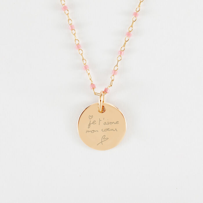 Collier perles Miyuki colorées personnalisé médaille gravée plaqué or coeur estampillé 15 mm - HappyBulle x Atelier Wagram - écrit