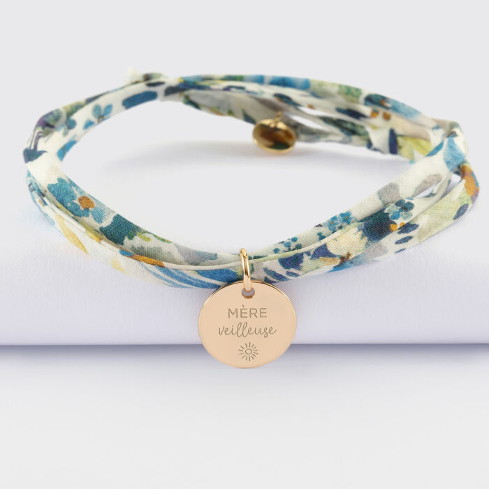 Bracelet 3 tours Liberty personnalisé médaille gravée plaqué or coeur estampillé 15 mm - HappyBulle x Atelier Wagram - illustration