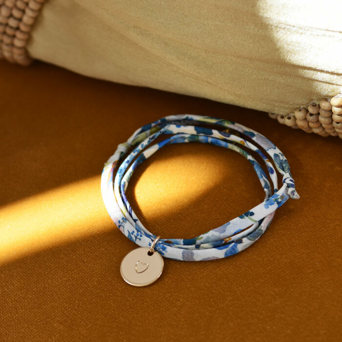 Bracelet 3 tours Liberty personnalisé médaille gravée plaqué or coeur estampillé 15 mm - HappyBulle x Atelier Wagram - ambiance