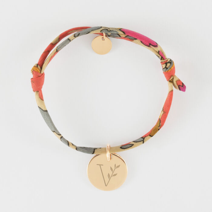 Bracelet enfant Liberty personnalisé médaille gravée plaqué or coeur estampillé 15 mm - HappyBulle x Atelier Wagram - illustration