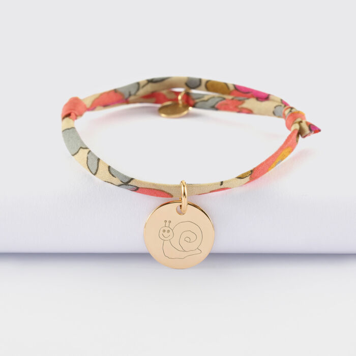 Bracelet enfant Liberty personnalisé médaille gravée plaqué or coeur estampillé 15 mm - HappyBulle x Atelier Wagram - dessin