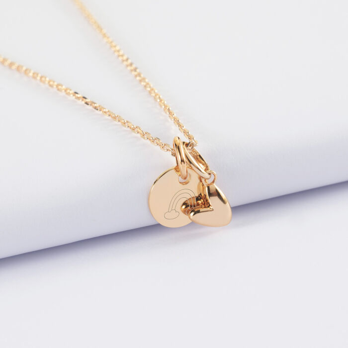 Pendentif enfant personnalisé médaille gravée plaqué or 10 mm et breloque petit coeur bombé 7 mm - HappyBulle x Atelier Wagram - pictogramme arc-en-ciel