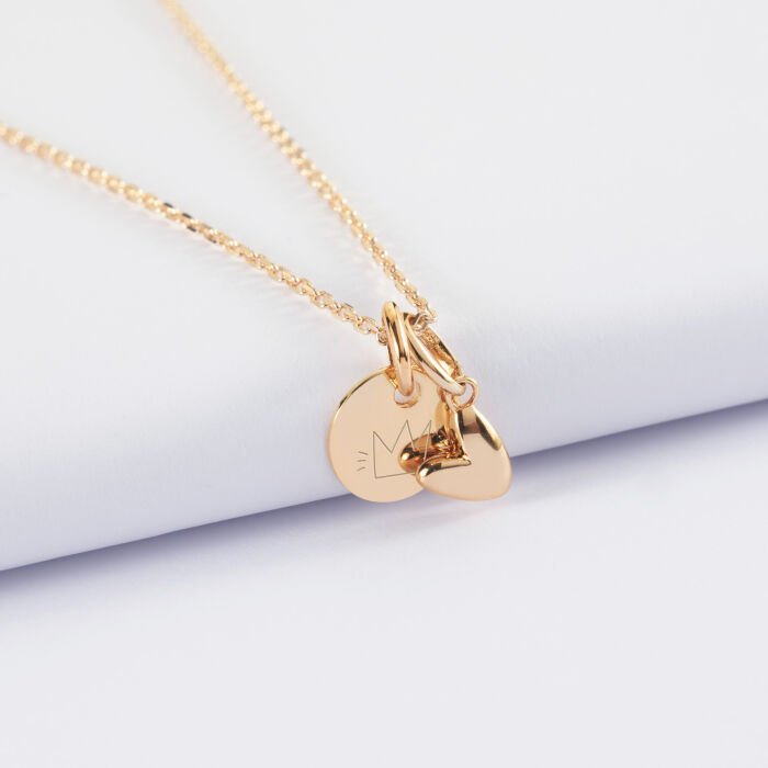 Pendentif personnalisé médaille gravée plaqué or 10 mm et breloque petit coeur bombé 7 mm - HappyBulle x Atelier Wagram - picto couronne