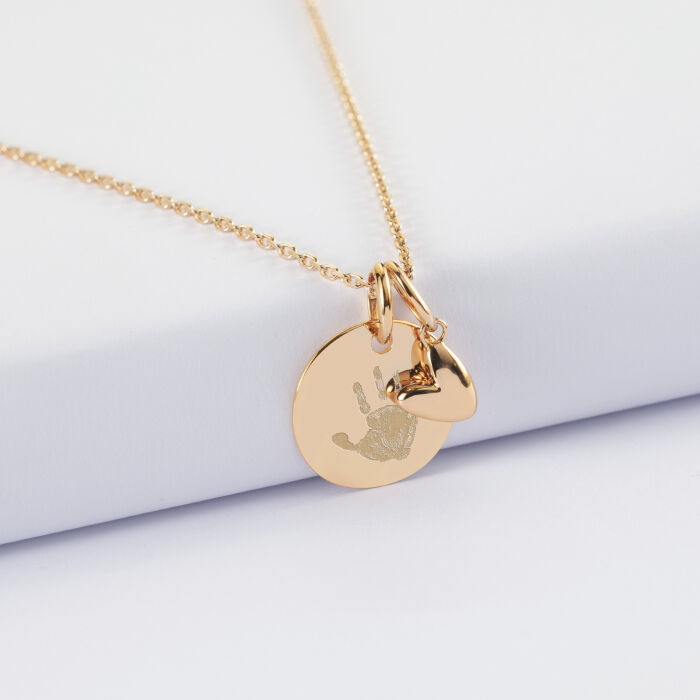 Pendentif enfant personnalisé médaille gravée plaqué or 15 mm et breloque petit coeur bombé 7 mm - HappyBulle x Atelier Wagram - empreinte