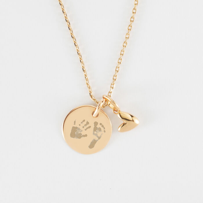 Pendentif personnalisé médaille gravée plaqué or 15 mm et breloque mini coeur bombé 7 mm - HappyBulle x Atelier Wagram - empreinte