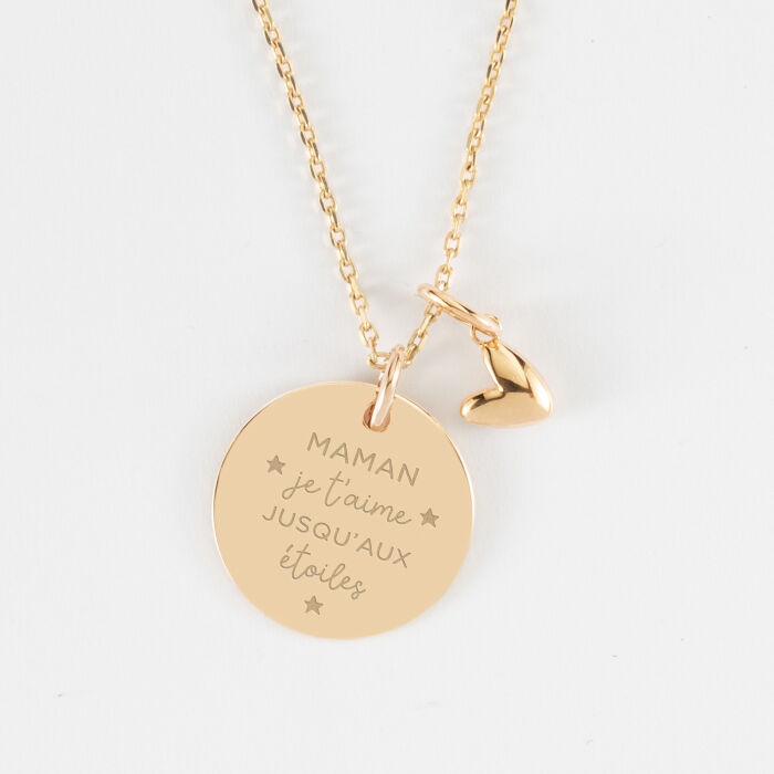 Pendentif personnalisé médaille gravée plaqué or 19 mm et breloque petit coeur bombé 7 mm - HappyBulle x Atelier Wagram - illustration
