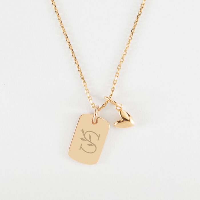 Pendentif enfant personnalisé médaille gravée plaqué or rectangle 17x11 mm et breloque petit coeur bombé 7 mm - HappyBulle x Atelier Wagram - illustration initiale