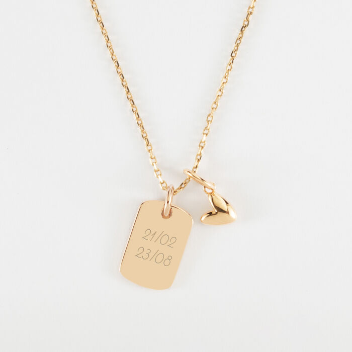 Pendentif personnalisé médaille gravée plaqué or rectangle 17x11 mm et breloque petit coeur bombé 7 mm - HappyBulle x Atelier Wagram - texte dates