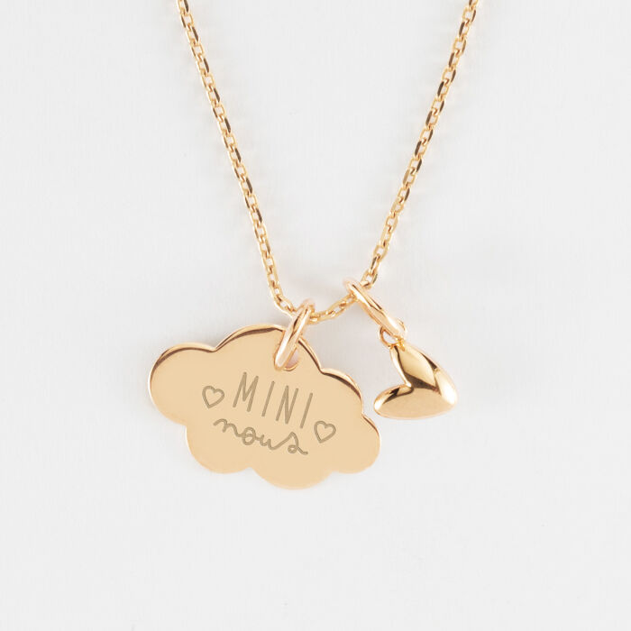 Pendentif enfant personnalisé médaille gravée plaqué or nuage 20x14 mm et breloque petit coeur bombé 7 mm - HappyBulle x Atelier Wagram - illustration