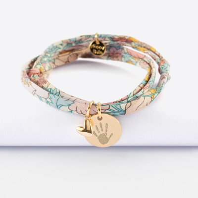 Bracelet 3 tours Liberty personnalisé médaille gravée plaqué or 15 mm et breloque petit coeur bombé 7 mm - HappyBulle x Atelier Wagram - empreinte