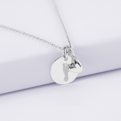 Pendentif enfant personnalisé médaille gravée argent 15 mm et breloque petit coeur bombé 7 mm - HappyBulle x Atelier Wagram - empreinte