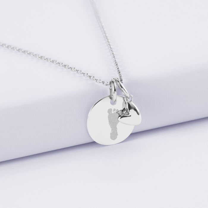 Pendentif enfant personnalisé médaille gravée argent 15 mm et breloque petit coeur bombé 7 mm - HappyBulle x Atelier Wagram - empreinte