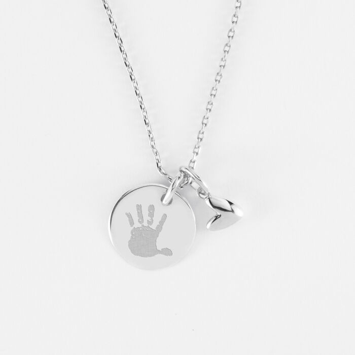 Pendentif personnalisé médaille gravée argent 15 mm et breloque petit coeur bombé 7 mm - HappyBulle x Atelier Wagram - empreinte