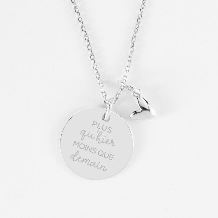 Pendentif personnalisé médaille gravée argent 19 mm et breloque petit coeur bombé 7 mm - HappyBulle x Atelier Wagram - illustration