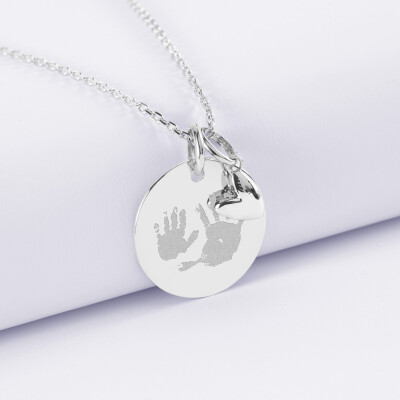 Pendentif personnalisé médaille gravée argent 19 mm et breloque petit coeur bombé 7 mm - HappyBulle x Atelier Wagram - empreintes