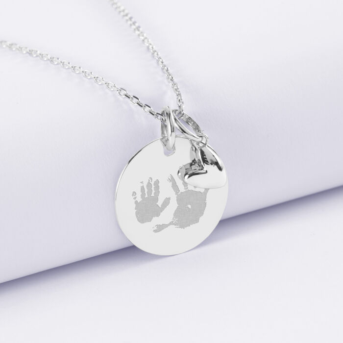 Pendentif personnalisé médaille gravée argent 19 mm et breloque petit coeur bombé 7 mm - HappyBulle x Atelier Wagram - empreintes
