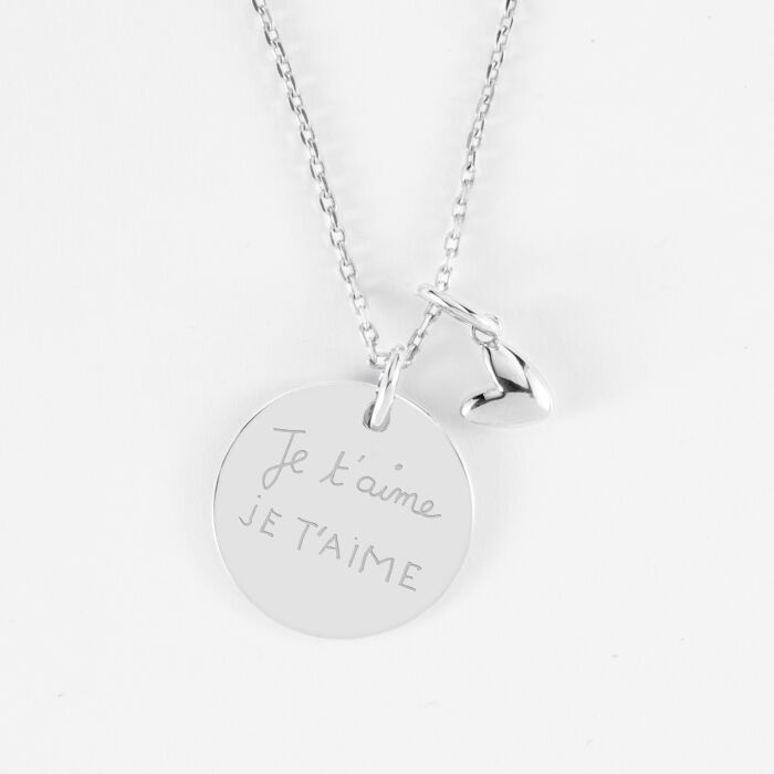 Pendentif personnalisé médaille gravée argent 19 mm et breloque petit coeur bombé 7 mm - HappyBulle x Atelier Wagram - ecrit