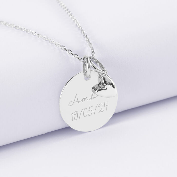 Pendentif personnalisé médaille gravée argent 19 mm et breloque petit coeur bombé 7 mm - HappyBulle x Atelier Wagram - texte