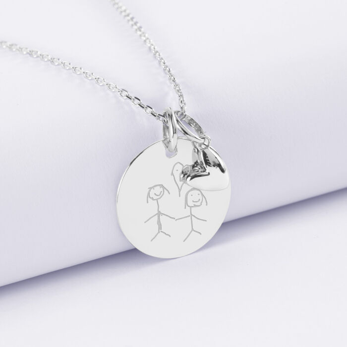 Pendentif personnalisé médaille gravée argent 19 mm et breloque petit coeur bombé 7 mm - HappyBulle x Atelier Wagram - dessin