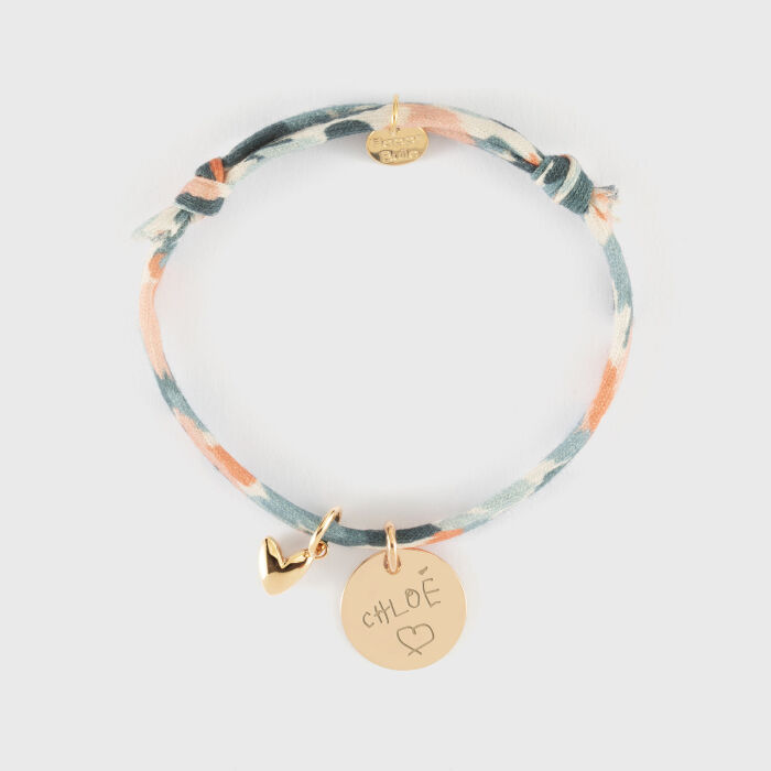 Bracelet enfant Liberty personnalisé médaille gravée plaqué or 15 mm et breloque petit coeur bombé 7 mm - HappyBulle x Atelier Wagram - écrit