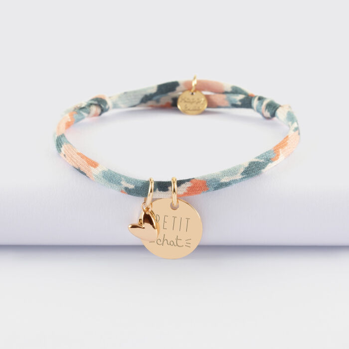 Bracelet enfant Liberty personnalisé médaille gravée plaqué or 15 mm et breloque petit coeur bombé 7 mm - HappyBulle x Atelier Wagram - illustration