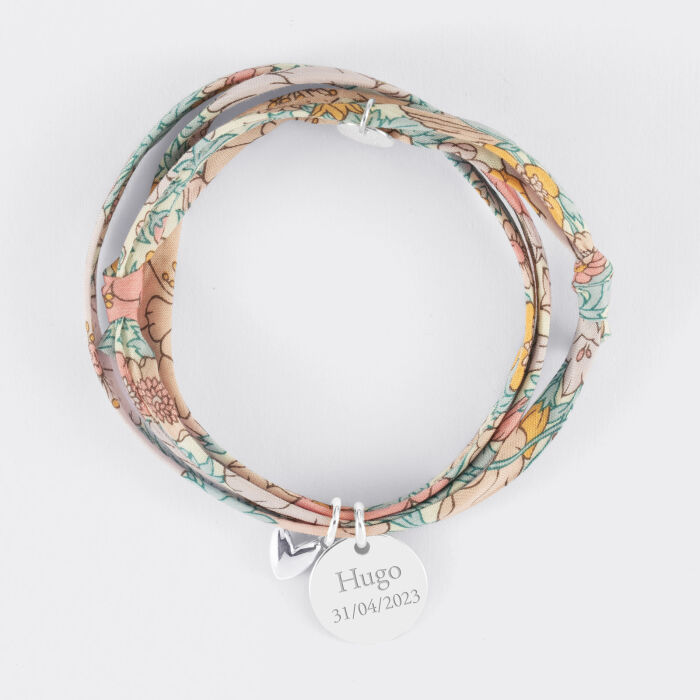 Bracelet 3 tours Liberty personnalisé médaille gravée argent 15 mm et breloque petit coeur bombé 7 mm - HappyBulle x Atelier Wagram - texte