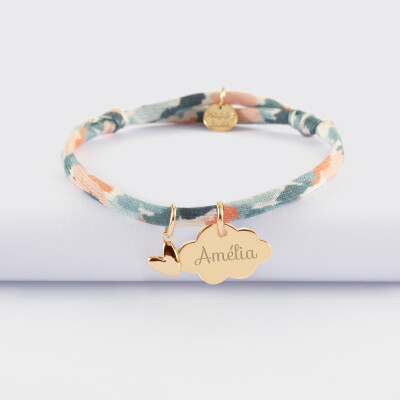 Bracelet enfant Liberty personnalisé médaille gravée plaqué or nuage 20x14 mm et breloque petit coeur bombé 7 mm - HappyBulle x Atelier Wagram - prénom