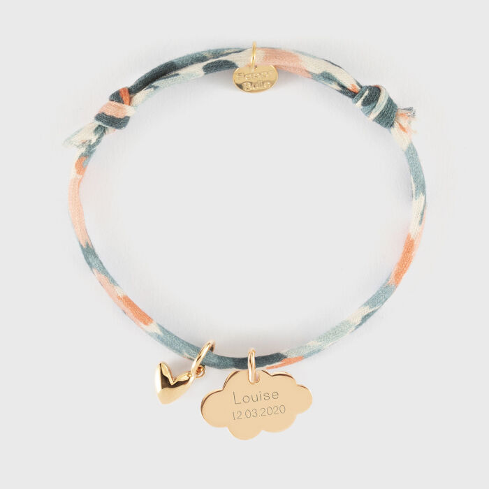 Bracelet enfant Liberty personnalisé médaille gravée plaqué or nuage 20x14 mm et breloque petit coeur bombé 7 mm - HappyBulle x Atelier Wagram - prénom date