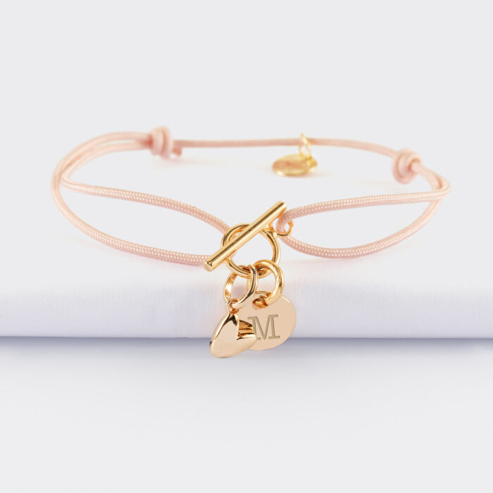 Bracelet fermoir personnalisé cordon médaille gravée plaqué or initiale 10 mm et breloque petit coeur bombé 7 mm - HappyBulle x Atelier Wagram - M