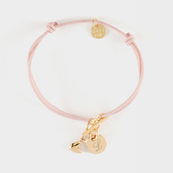 Bracelet fermoir personnalisé cordon médaille gravée plaqué or initiale 10 mm et breloque petit coeur bombé 7 mm - HappyBulle x Atelier Wagram - L