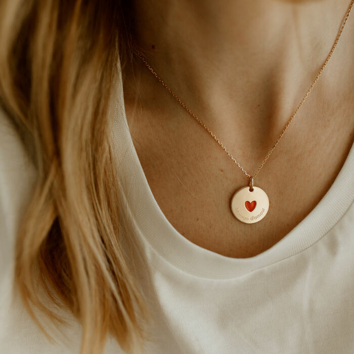 Pendentif personnalisé médaille gravée plaqué or coeur émail rouge 19 mm - HappyBulle x Atelier Wagram