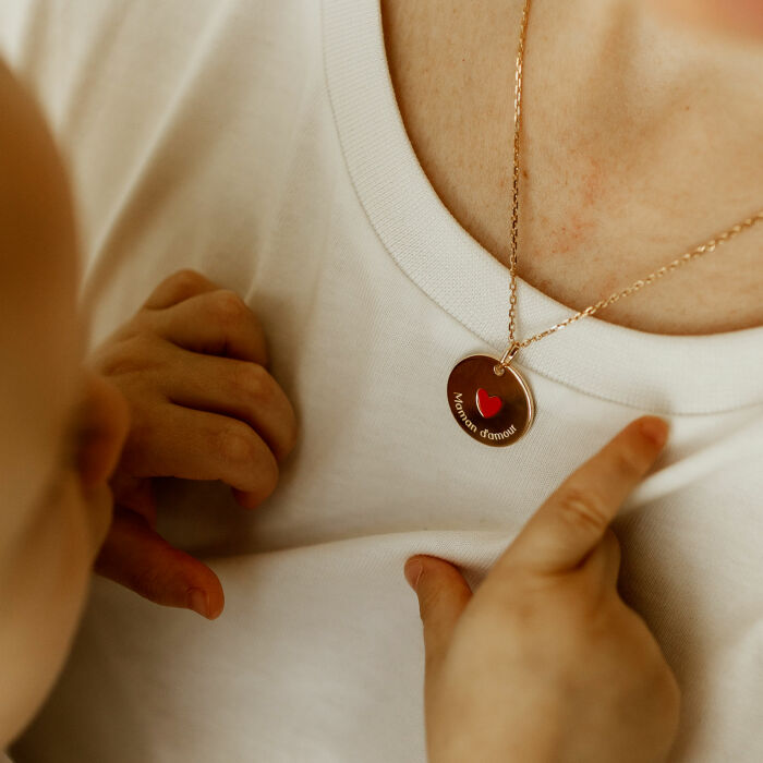 Pendentif personnalisé médaille gravée plaqué or coeur émail rouge 19 mm - HappyBulle x Atelier Wagram