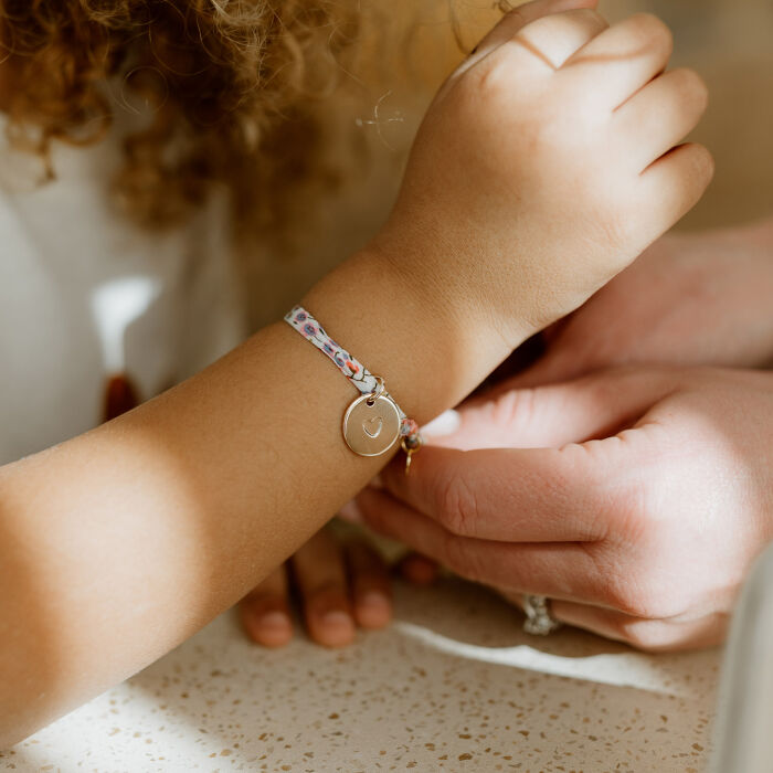 Bracelet enfant Liberty personnalisé médaille gravée plaqué or coeur estampillé 15 mm - HappyBulle x Atelier Wagram