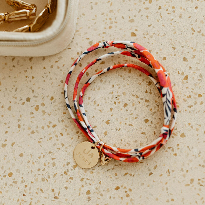 Bracelet 3 tours Liberty personnalisé médaille gravée plaqué or 15 mm et breloque petit coeur bombé 7 mm - HappyBulle x Atelier Wagram