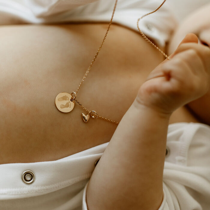 Pendentif personnalisé médaille gravée plaqué or 15 mm et breloque mini coeur bombé 7 mm - HappyBulle x Atelier Wagram