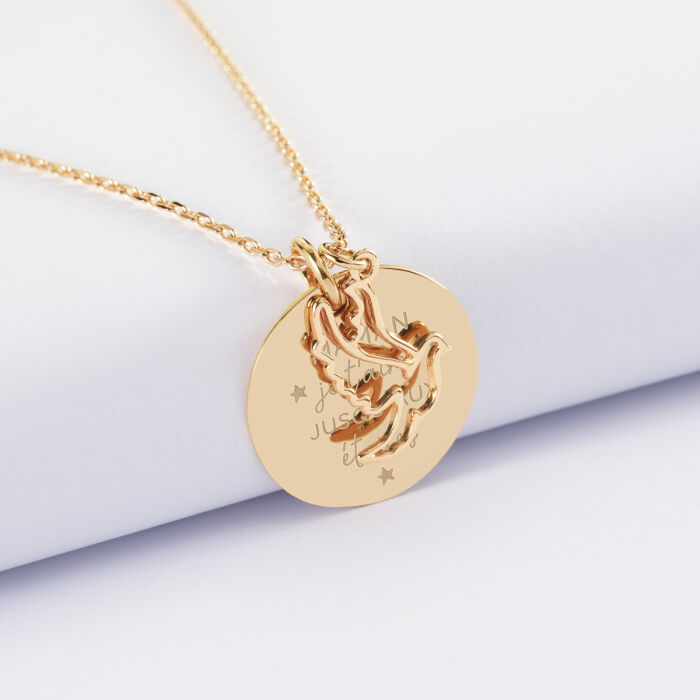 Pendentif personnalisé médaille gravée plaqué or 19 mm et breloque colombe 18 mm - illustration