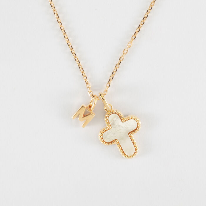 Pendentif croix nacre plaqué or 16 mm et breloque lettre initiale 5 mm