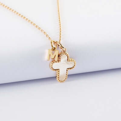 Pendentif croix nacre plaqué or 16 mm et breloque lettre initiale 5 mm